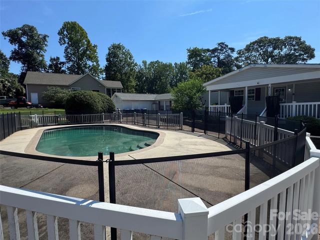 4520 Lake Dr, Sherrills Ford, NC 28673