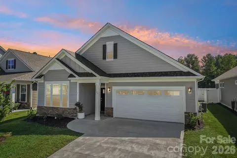505 Fox Cove Rd, Hendersonville, NC 28792