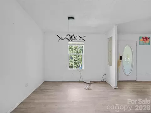 Living - 59 Sprinkle Dr, Spruce Pine, NC 28777 photo 4 of 5