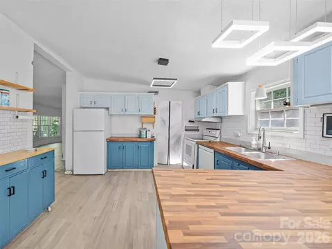 Kitchen - 59 Sprinkle Dr, Spruce Pine, NC 28777 photo 2 of 3