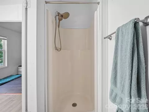 Bath - 59 Sprinkle Dr, Spruce Pine, NC 28777 photo 3 of 6