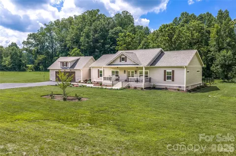 90 Saddle Club Ln, Hendersonville, NC 28739