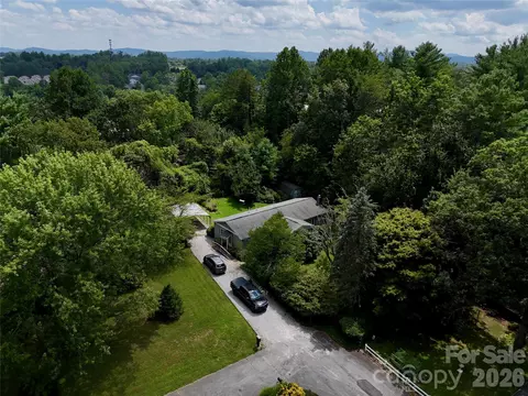 5 Dewberry Dr, Hendersonville, NC 28792