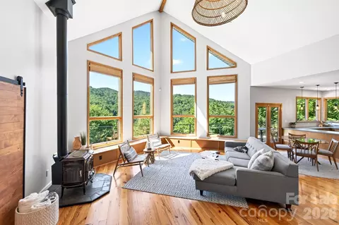 9 Bees Mountain Dr, Asheville, NC 28804