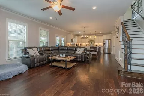 323 Oakleaf Dr, Lexington, NC 27295