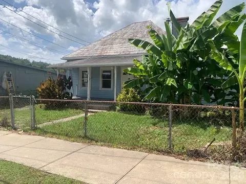 28 W Chestnut St, Rosman, NC 28772