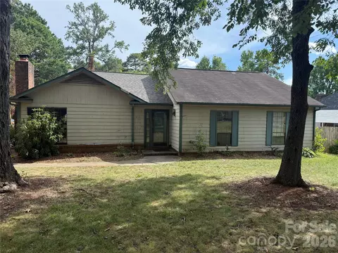 2147 Fox Hunt Dr, Gastonia, NC 28054