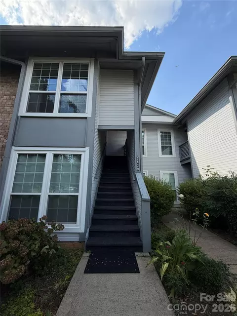 5839 Harris Grove Ln, Charlotte, NC 28212