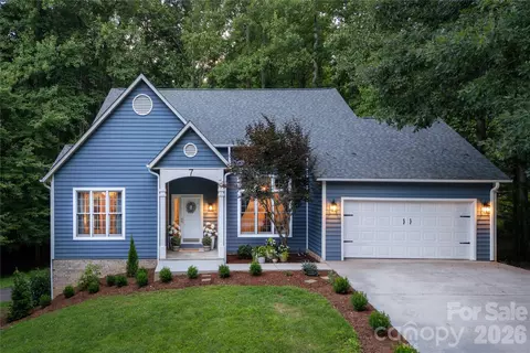 7 Oak Hollow Dr, Asheville, NC 28805