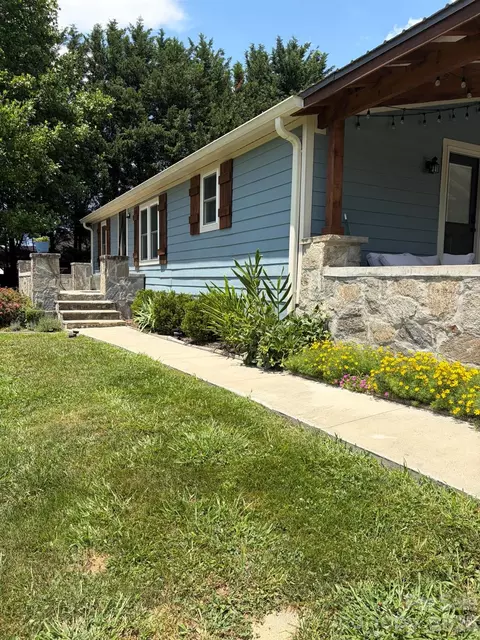 213 Sandy Creek Ct, Hendersonville, NC 28792