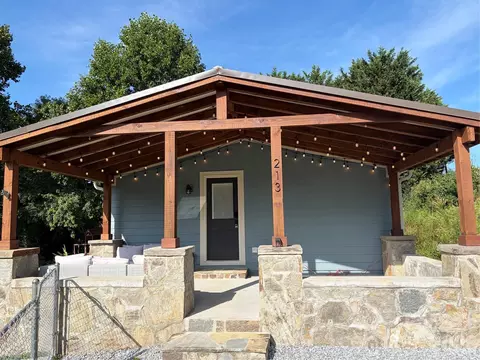 213 Sandy Creek Ct, Hendersonville, NC 28792