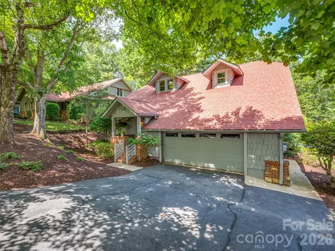 16 Lacoste Dr, Hendersonville, NC 28739