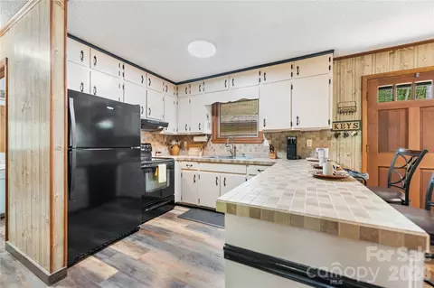 Kitchen - 275 Knob Hill Estates Rd, Sylva, NC 28779 photo 2 of 2