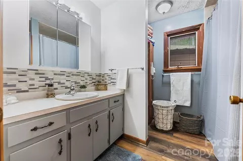 Bath - 275 Knob Hill Estates Rd, Sylva, NC 28779 photo 2 of 3