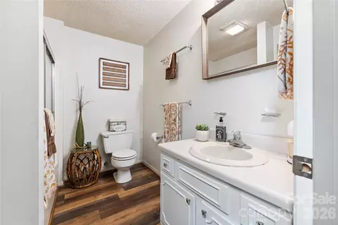 Bath - 275 Knob Hill Estates Rd, Sylva, NC 28779 photo 3 of 3