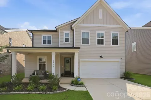 8226 Franklin Trail St, Charlotte, NC 28227