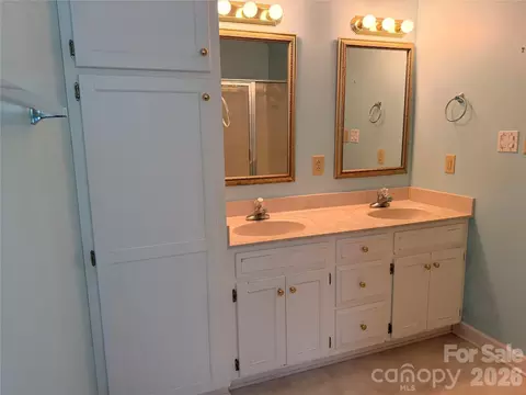 Bath - 3402 Danial St, Conover, NC 28613 photo 3 of 5