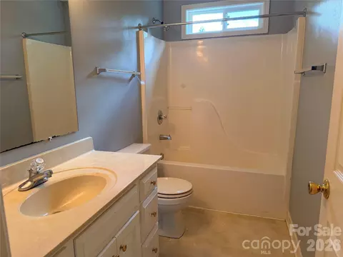 Bath - 3402 Danial St, Conover, NC 28613 photo 4 of 5