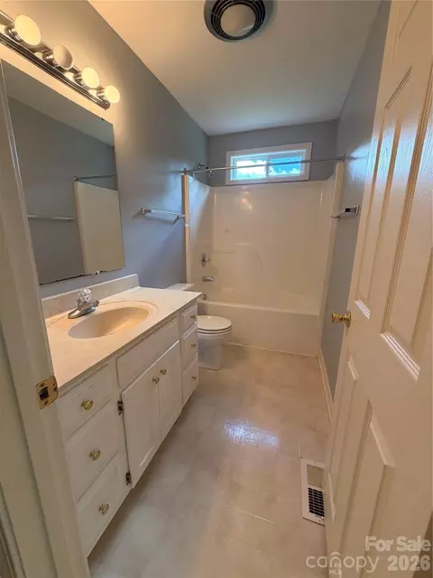 Bath - 3402 Danial St, Conover, NC 28613 photo 5 of 5