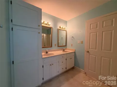 Bath - 3402 Danial St, Conover, NC 28613 photo 2 of 5