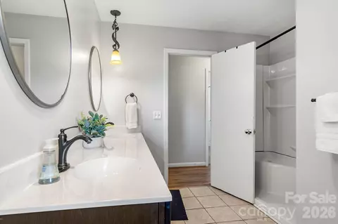 Bath - 5225 Wolfe Rd, Hickory, NC 28601 photo 2 of 4