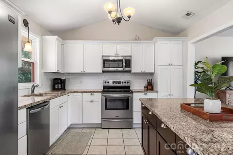 Kitchen - 5225 Wolfe Rd, Hickory, NC 28601 photo 5 of 6