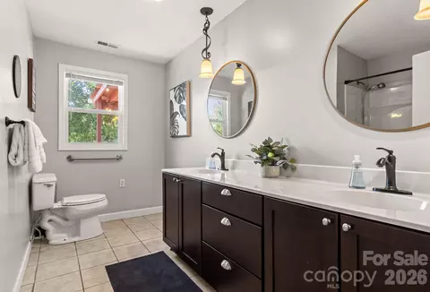 Bath - 5225 Wolfe Rd, Hickory, NC 28601 photo 3 of 4