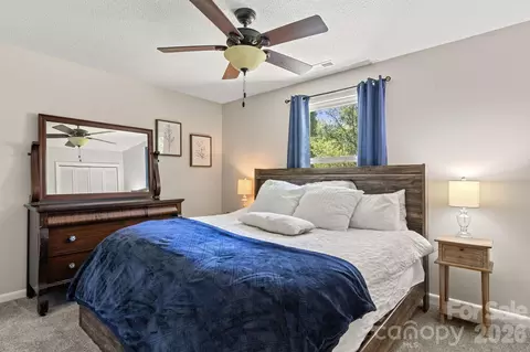 Bedroom - 5225 Wolfe Rd, Hickory, NC 28601 photo 3 of 5