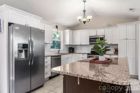 Kitchen - 5225 Wolfe Rd, Hickory, NC 28601 photo 4 of 6