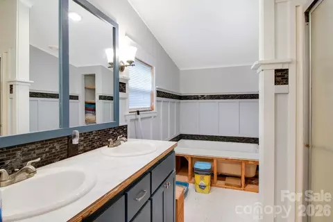 Bath - 1474 Pea Ridge Rd, Mill Spring, NC 28756 photo 2 of 3