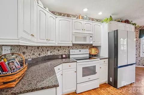 Kitchen - 4634 Harbor View Ter, Morganton, NC 28655 photo 4 of 4