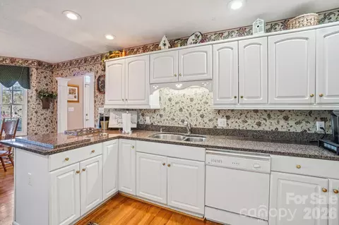 Kitchen - 4634 Harbor View Ter, Morganton, NC 28655 photo 2 of 4