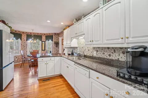 Kitchen - 4634 Harbor View Ter, Morganton, NC 28655 photo 3 of 4