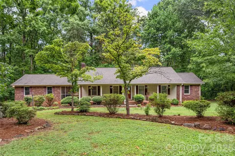 101 Magnolia Ln, Mount Holly, NC 28120