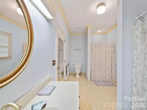 Bath - 147 Walnut Ave, Spruce Pine, NC 28777 photo 3 of 3