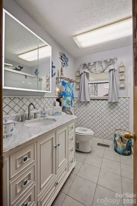 Bath - 1082 Maple St, Granite Falls, NC 28630 photo 1 of 2