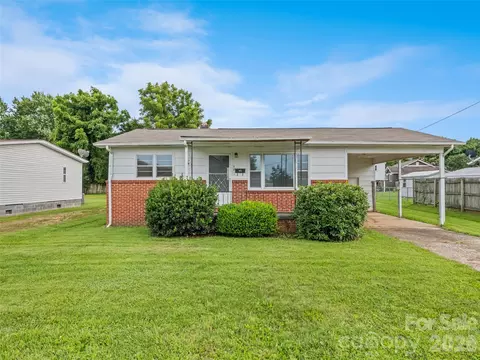 57 Spruce St, Waynesville, NC 28786
