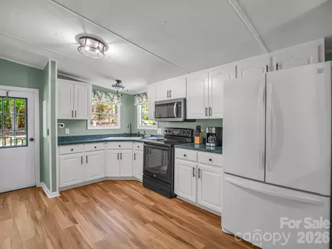 Kitchen - 1120 Sandy Plains Rd, Tryon, NC 28782 photo 2 of 2