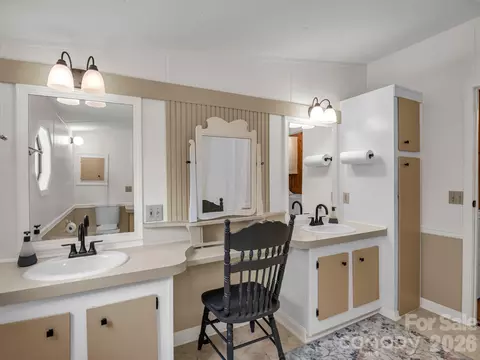 Bath - 1120 Sandy Plains Rd, Tryon, NC 28782 photo 2 of 3