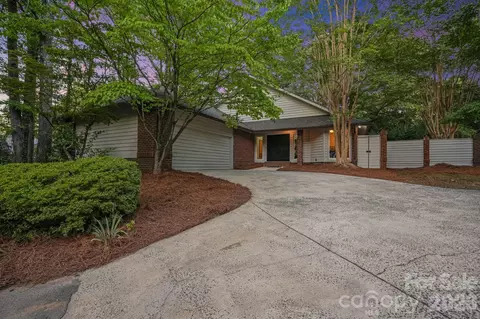 6301 Saddlebrook Ct, Charlotte, NC 28226