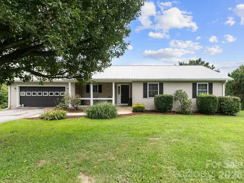 11 Cathy Ct, Hendersonville, NC 28792