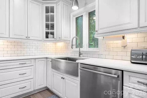Kitchen - 7048 Mariners Ct, Tega Cay, SC 29708 photo 3 of 6