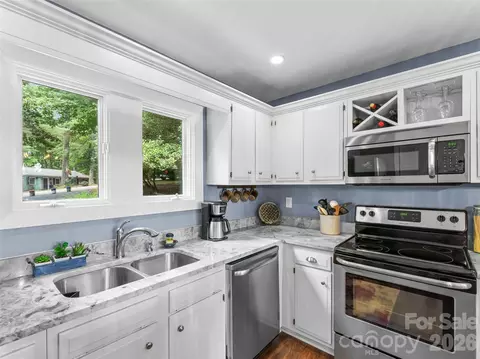 Kitchen - 32 Uloque Ct, Brevard, NC 28712 photo 3 of 4