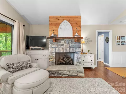 Living - 32 Uloque Ct, Brevard, NC 28712 photo 2 of 2
