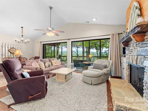 Living - 32 Uloque Ct, Brevard, NC 28712 photo 1 of 2