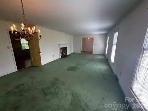 Living - 401 S Hickory St, Pageland, SC 29728 photo 4 of 5
