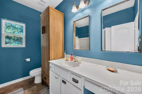 Bath - 809 Gunnar Dr, Gastonia, NC 28054 photo 1 of 2