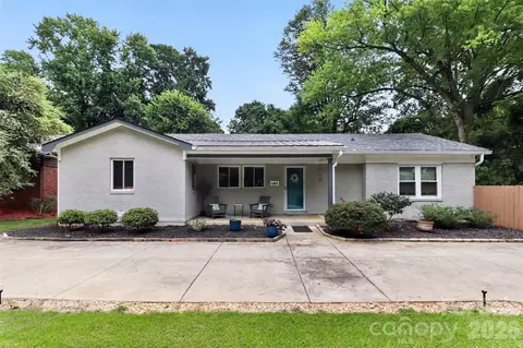 1016 Dresden W Dr W, Charlotte, NC 28205