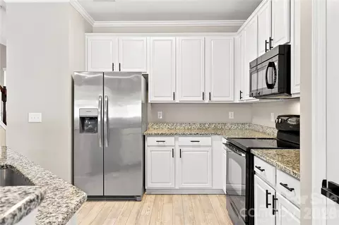 Kitchen - 231 Dawn Mist Ln, Fort Mill, SC 29708 photo 3 of 4