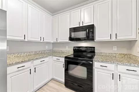 Kitchen - 231 Dawn Mist Ln, Fort Mill, SC 29708 photo 4 of 4